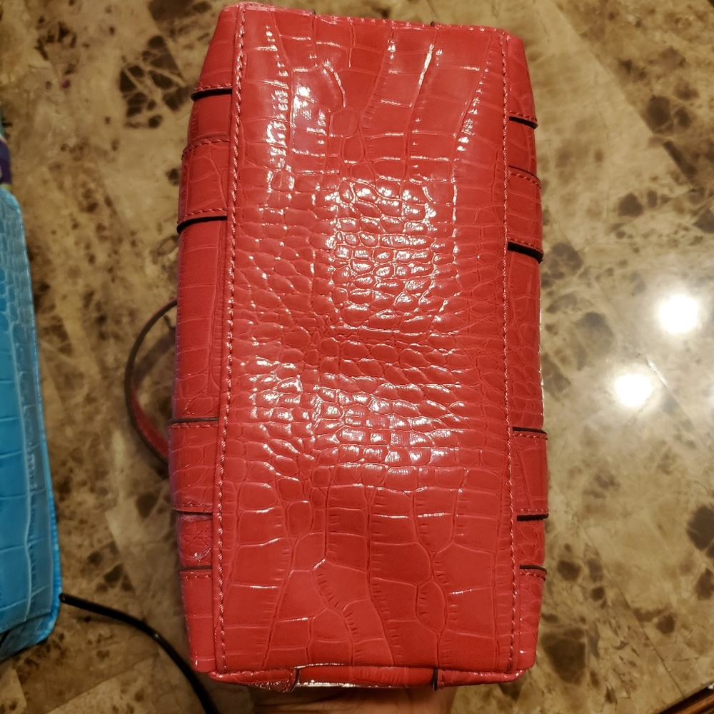 Embossed purse - Picture 2 of 3